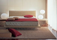 Легло със светла тапицерия